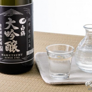 ＜年末年始は特別な日本酒を＞金箔付き『白鶴 大吟醸 生貯蔵酒 一度火入 1.8L』のフレッシュな味わいを楽しんでみた