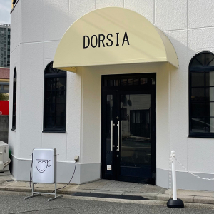 シンプルだけどユーモアのあるイラストが気になる…。神戸にあるモードでレトロな喫茶店「DORSIA」って？