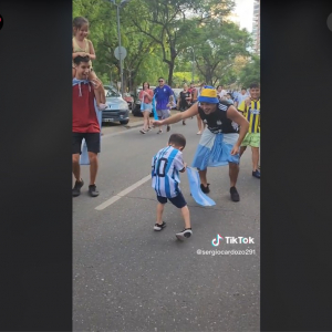 アルゼンチンの決勝進出をダンスで祝福する男の子が話題 「最高のノリだね」「そりゃ踊りたくもなるよ」