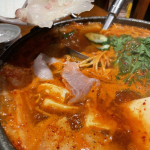 辛味ダレで食べる韓国刺身が激ウマ！ 知られざる韓国海鮮食堂『ジンコゲ』良き
