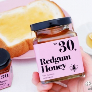 西オーストラリアからの贈り物。100％ナチュラル『Redgum Honey（レッドガムハニー）TA30+』は香り高く、自然の活力に満ちたはちみつ