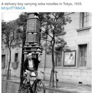 1935年に東京で撮影された写真で盛り上がる海外Twitterユーザー 「すごい技だね」「Uber Eatsじゃ勝てないだろうな」