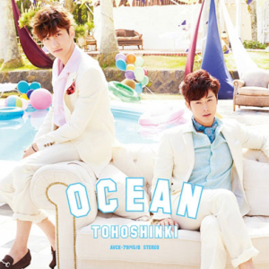 東方神起、新シングル“OCEAN”ジャケットで爽やか夏スタイル披露