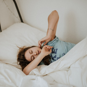 「うつ伏せ・仰向け・横向きのどれで寝てる？」→ある女性の回答が大ウケ