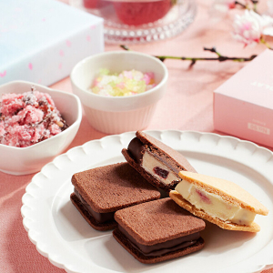 生チョコをパリッとチョコで包んだ贅沢なクッキーサンドに桜と苺フレーバーが登場！一足先に春の味をいただこっ