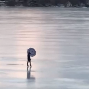 これは楽しそうだ！強風の日に傘を広げて凍った湖の上を滑る新しい競技！？一風変わったスケーターが話題に！