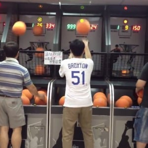【神業】ゲームセンターのバスケゲームでひとりだけレベルが違いすぎる人がいた！
