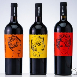 贅沢なコクを楽しめる赤ワインで乾杯！ アメコミ風のラベルがキュートなスコルニ・ワインの『Las Hermanas（ラス・エルマーナス）』シリーズ