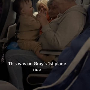飛行機内で泣き止まない娘、救世主はたまたま同じ列に居合わせた年配女性たちでした！！