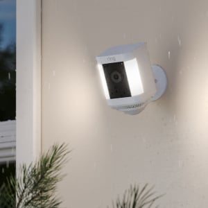 AmazonがRingブランドの屋外用センサーライト付きセキュリティカメラ「Spotlight Cam Plus」を発売