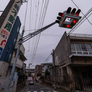 こんなの初めて見た！日本に数基しかない『UFO型信号機』がエモい ！交差点の中央で浮いているかのよう・・・