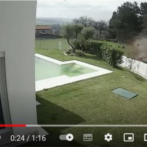 フェラーリ2台が吹っ飛んで家の外壁に衝突する事故映像 「家の外壁を飛び越えるゲームだったとか？」「フェラーリでスキージャンプ」