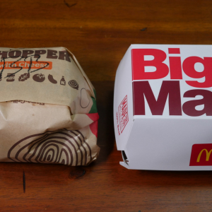 バーガーキングがマクドナルドに勝負を挑んだ「ビッグベット」と「ビッグマック」を食べ比べた結果→ 勝敗が決定