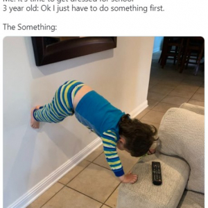3歳の息子が「着替える前にやらないといけないこと」がこちら 「モーニングルーティン」「壁ヨガ」