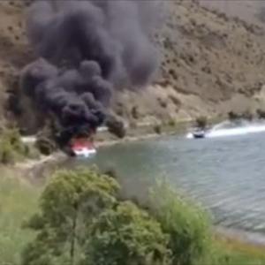 【動画】衝撃的な消火活動！燃えているボートに1台のボートが猛スピードで突っ込んで消火！