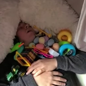 寝かしつけをしようとしていたパパが先にベッドで寝ちゃった結果・・・！！驚きの結末に笑みが浮かびます