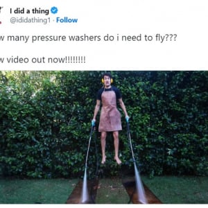 高圧洗浄機が何個あれば空を飛べるか実験したYouTube動画 「ネタなんだろうけど面白い」「真似すると危険なやつ」