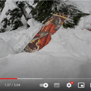 雪の中に埋もれたスノーボーダーの救出映像がアメリカで話題