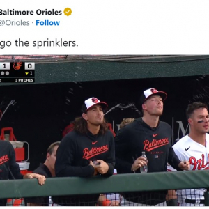 MLBのスプリンクラーパフォーマンスが話題 「野球少年たちが絶対真似するやつ」「笑っちゃうほどひどいね」