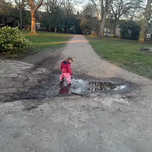 水たまりでパシャパシャ！幼い女の子は服に泥が跳ねたりかかったりするのも気にせず、夢中になって遊んでいます！！