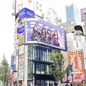 新宿クロスビジョンにaespaの3D広告が登場！ 音楽案件でのアーティストによる実施は日本初