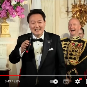 夕食会でホワイトハウスを沸かせた韓国大統領の歌唱力 「K-POP外交」「カントリーの歌手みたい」