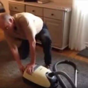 やめて…お腹痛い…(笑)掃除機の使い方を間違えるおじいちゃんの動画が超面白い