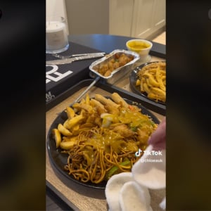 「イギリスの中華料理」にドン引きのアメリカ人たち 「これでよくアメリカの食べ物をバカに出来るよね」「AIが生成した動画みたい」