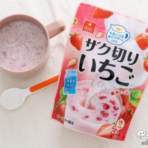 子育てのお助けアイテム！ 牛乳を入れて混ぜれば完成する『牛乳でつくる飲むデザート ザク切りいちご』は甘くて果肉が美味しい！