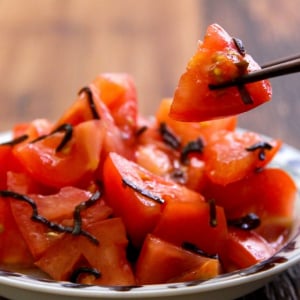 トマト何個でも食べられる美味しさ「トマトの塩昆布和え」の作り方