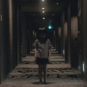 清水崇監督のホラー映画『ミンナのウタ』恐怖映像　暗い廊下でひとりの少年が走り出し……［ホラー通信］