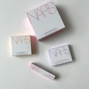 爽やかなホワイトパケの「NARS」新作コスメをレビュー！夏に纏いたい、繊細に煌めくアイシャドウは必見