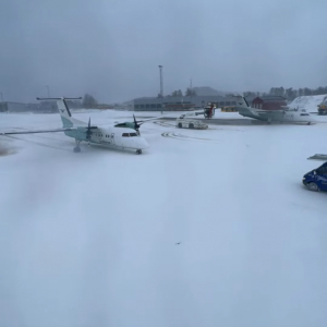 なかなか見られない貴重な映像。小型旅客機の除氷作業はこうやって行われているんです！！