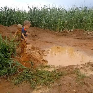 泥遊びを全身で満喫する幼い男の子たち。汚れなんかなんのその、大きな水たまりにザブンと飛び込んでいきます！！