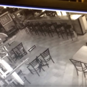 レストランの防犯カメラ映像が捉えた不思議な怪奇現象に背筋が凍る！