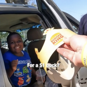 【940万いいね】車中泊生活を送る自閉症の男の子とシングルファーザーの親子に、有名TikTokerが最高のサプライズを贈る！！