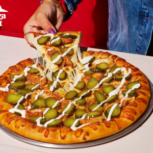 米ピザハットのピクルスピザが注目集める 「味よりも話題性重視」「だからアメリカのピザが馬鹿にされるんだよ」