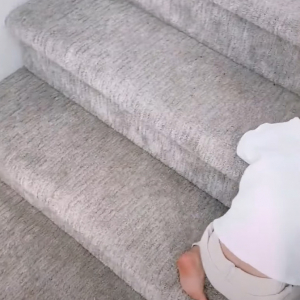 階段を上ろうとしたが途中で力尽きてしまった赤ちゃんがかわいすぎる！