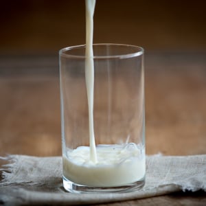 「スキムミルク」と「牛乳」の違いは何？両者は代用することができる？できるなら注意点は何？