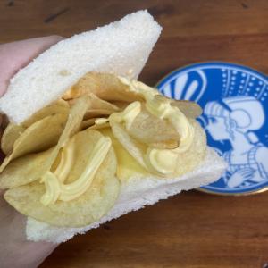 本物の英国料理「ポテトチップスサンドイッチ」を食べてみた結果