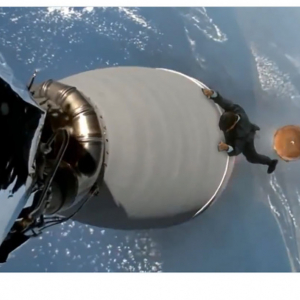 トム・クルーズが宇宙空間で宇宙船にしがみつく動画が世界的に話題「ミッション:インポッシブルの撮影か」
