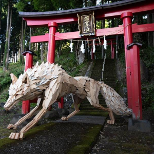 木の廃材で制作した『山犬』。神社の鳥居の前に佇む姿が、守り神のようだと話題に！「神秘的でかっこいい」