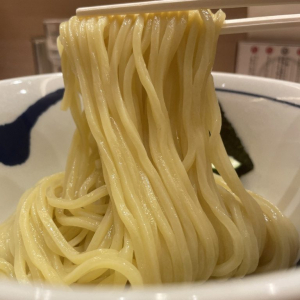 つけ麺の麺を汁につけずそのまま食べる人を「バカ」と言った人気つけ麺店『つじ田』代表 / 実は麺をそのまま食べて絶賛していた