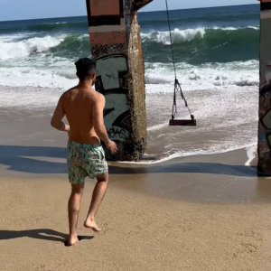 ビーチで映える動画を撮ろうとしたはずが・・、撮れたのはまさかのハプニング映像！！【アメリカ・動画】