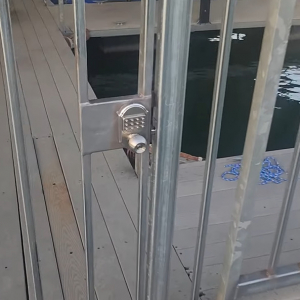 これで安全？？ボートドックに新しく門とロックが設置されたのですが・・【アメリカ・動画】