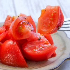夏の冷蔵庫に常備しておきたい「さっぱりトマトマリネ」の作り方