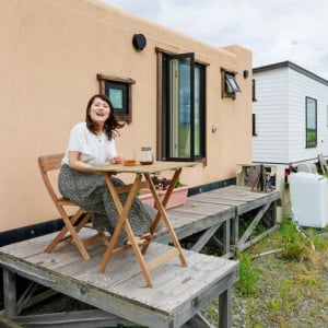 タイニーハウスが旭川市の田園地帯にポツン、なぜ？ 冬はマイナス25度でも快適か住人に聞いてみた　北海道