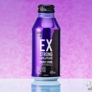 大容量でキャップ付き！ パープルとブラックのボトルがカッコいい『EXSTRONG　エナジードリンク　LOVE&PEACE  大容量』が登場！