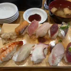 激安なのにゲキウマ確定の超人気「最強の立ち食い寿司」を食べに行こう / 大松 神田駅前店