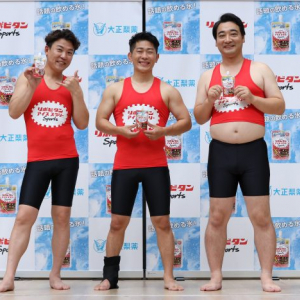 “熱中症お助け隊”ジャンポケが暑い街に登場！「リポビタンアイススラリー Sports」とともに“どこにも効かないエクササイズ”を披露